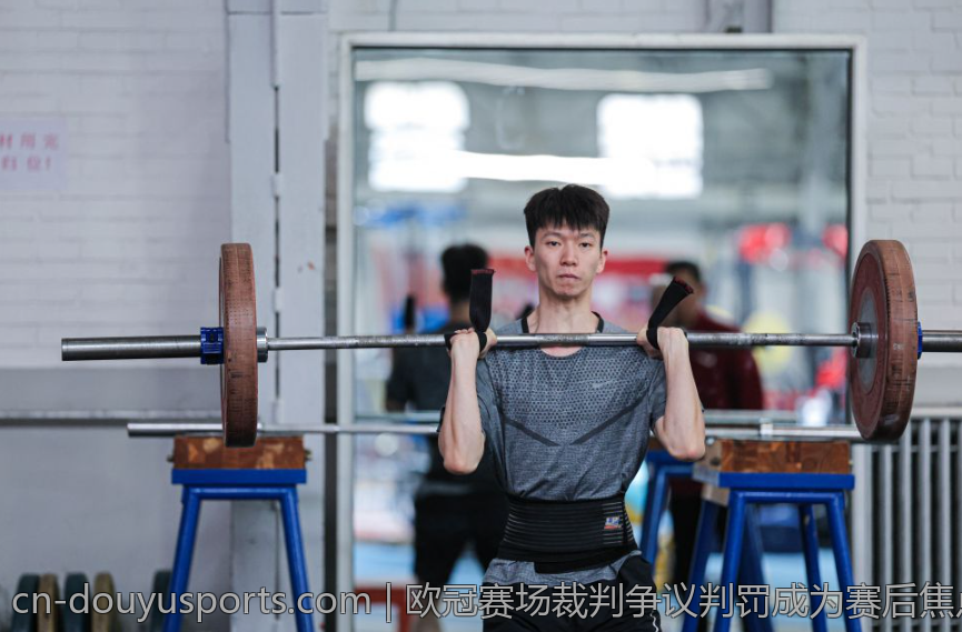 欧冠赛场裁判争议判罚成为赛后焦点